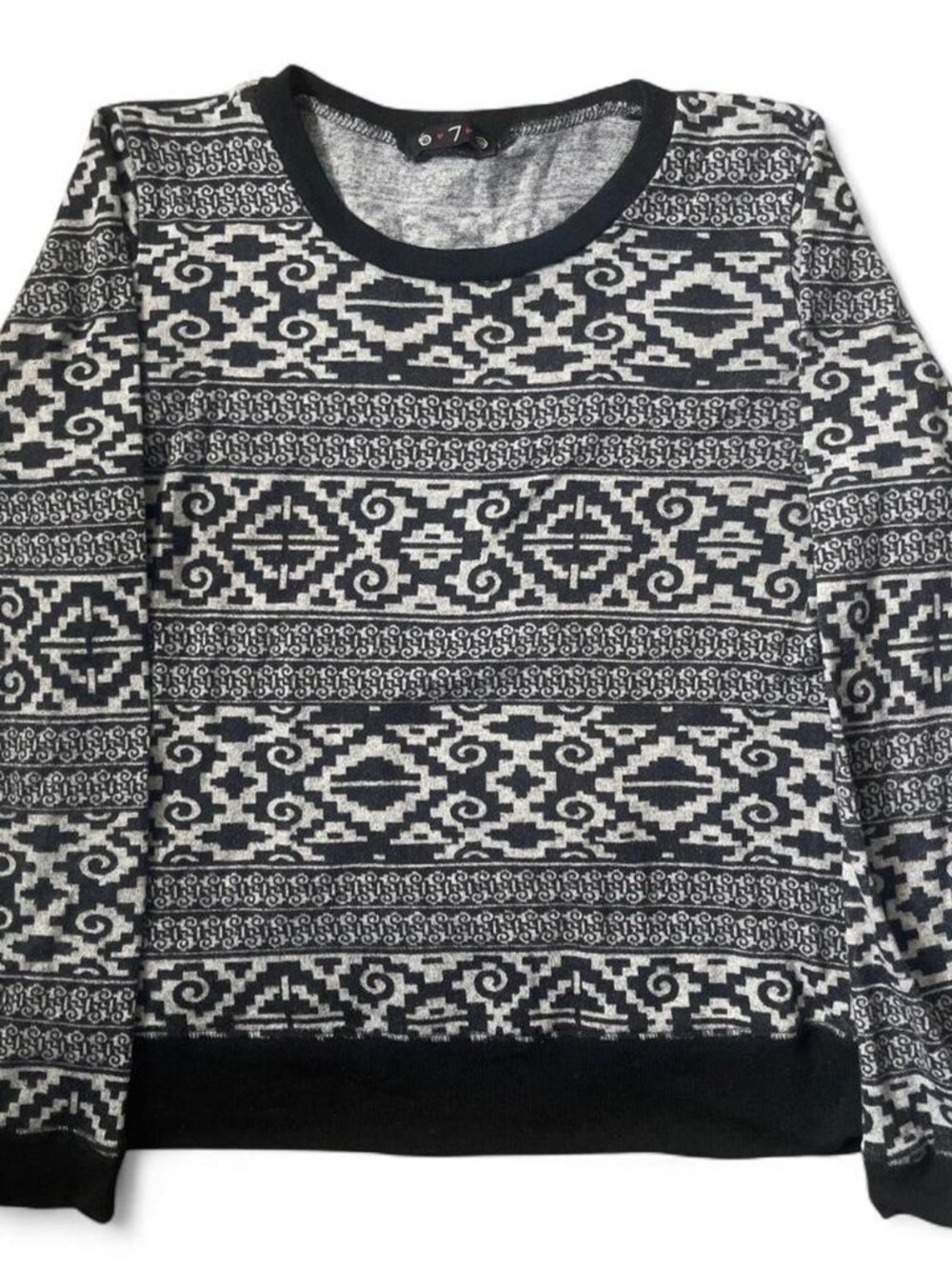 Small Black + white Aztec print long sleeve top #aztec #boho